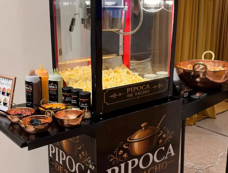 Carrinho da Pipoca de Tacho com bar de toppings e tacho de cobre em um evento em loja