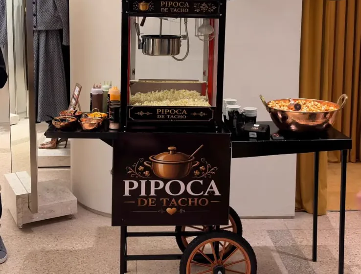 Carrinho completo da Pipoca de Tacho montado ao lado de um tacho de cobre com pipoca