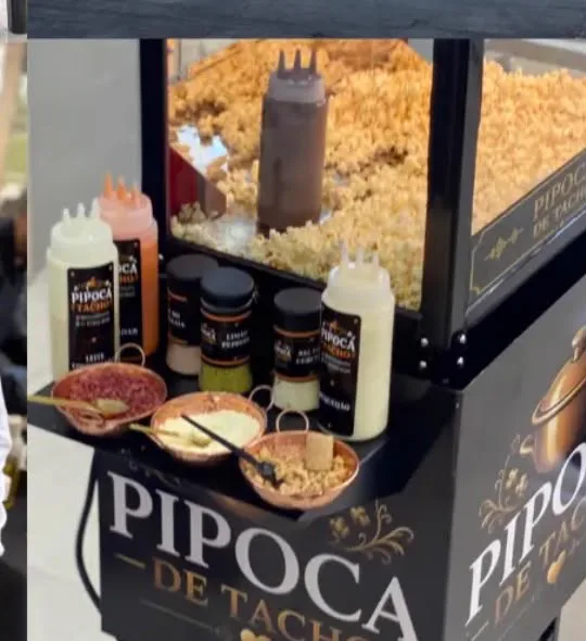 Bar de toppings com bisnagas, temperos e cumbucas de cobre